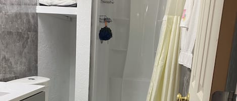 Haartrockner, Handtücher, Seife, Toilettenpapier