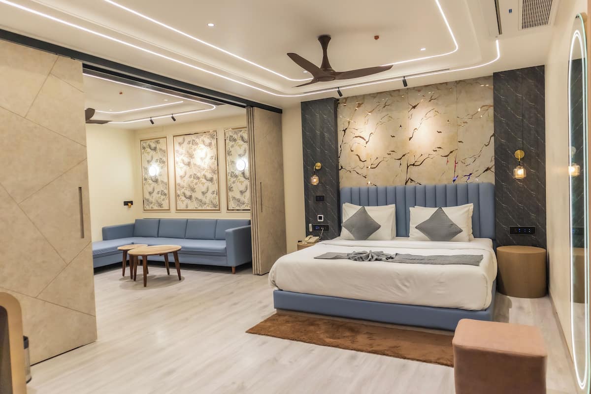 Presidential Suite, 1 King Bed with Sofa bed, Accessible Bathtub, Housekeeping | In-room safe, blackout drapes, soundproofing, iron/ironing board