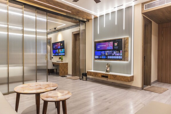 Presidentiële suite, 1 kingsize bed met slaapbank, rolstoeltoegankelijk bad, schoonmaakservice | Woonruimte | Televisie