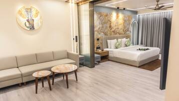 Presidential Suite, 1 Katil Raja (King) dengan Katil Sofa, tab mandi mudah diakses, Pengemasan | Peti besi dalam bilik, langsir/tirai gelap terus, kalis bunyi