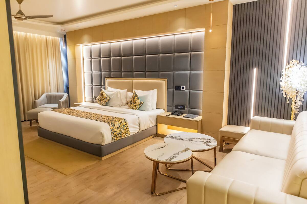 Junior-Suite, 1 King-Bett, Nichtraucher, Stadtblick | Bettwäsche aus ägyptischer Baumwolle, hochwertige Bettwaren