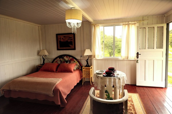 No quarto há 1 sofá-cama, 1 cama de casal, armário e protetor de colchão