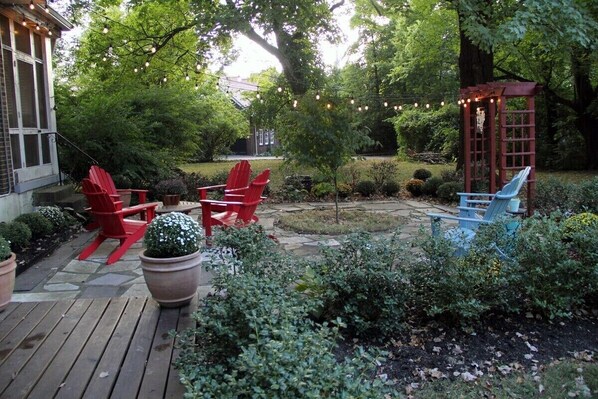 Property grounds - Spacious 6-bedroom house with AC and WiFi in Louisville's Highlands neighborhood (Louisville)