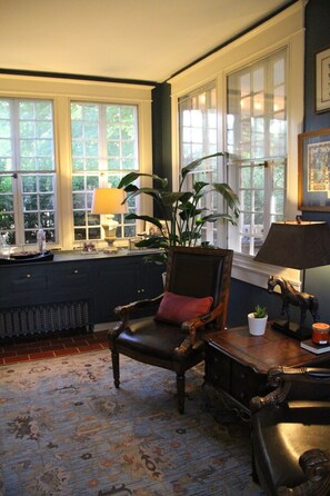 Interior - Spacious 6-bedroom house with AC and WiFi in Louisville's Highlands neighborhood (Louisville)