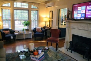 Living area - Spacious 6-bedroom house with AC and WiFi in Louisville's Highlands neighborhood (Louisville)