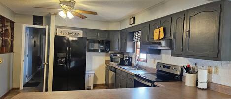 ثلاجة، ميكروويف، فرن، موقد طهي مسطح