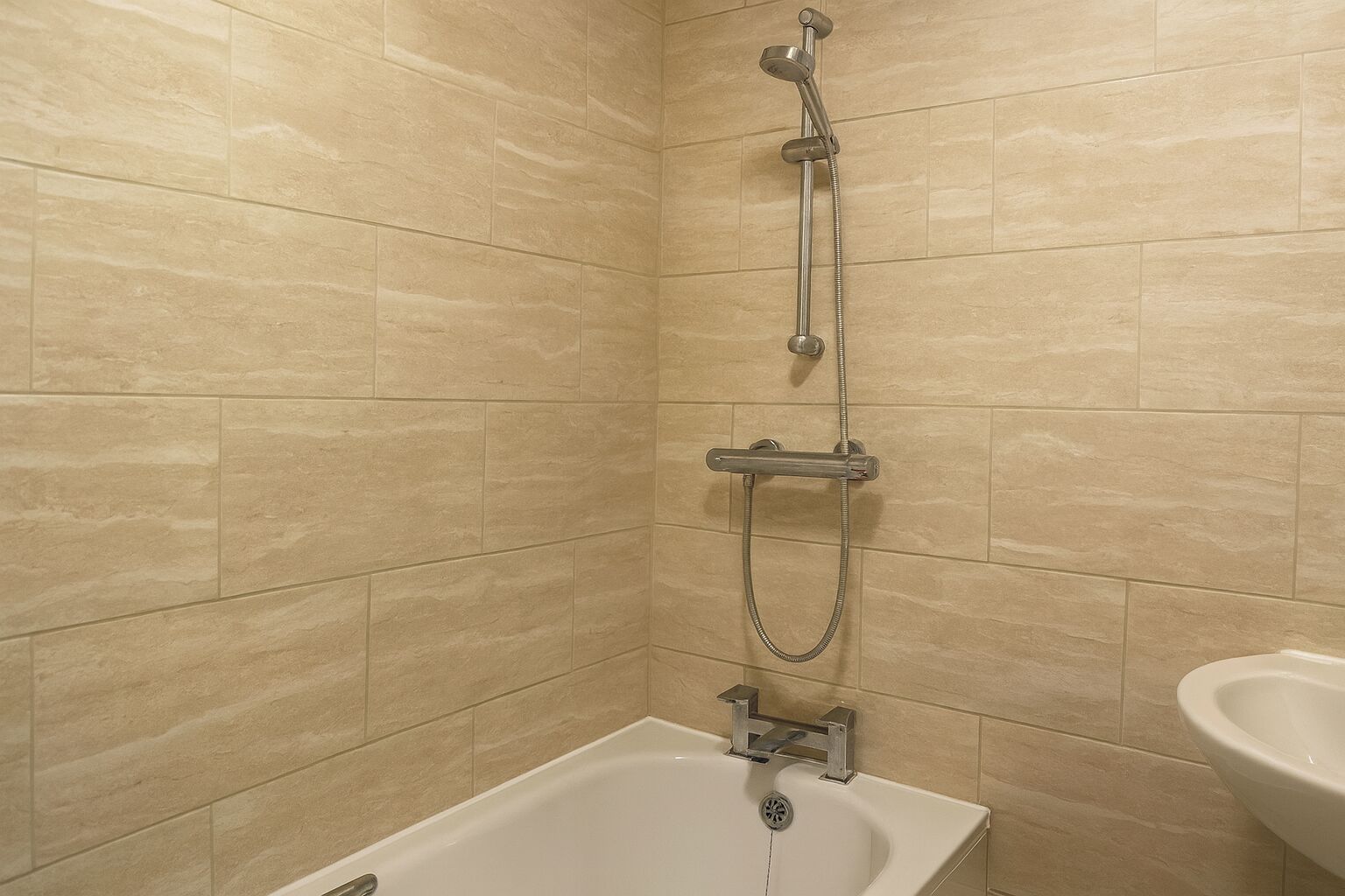 Ensemble douche/baignoire, baignoire relaxante profonde, sèche-cheveux