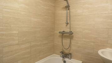 Duschwanne, Komfortbadewanne, Haartrockner, Handtücher