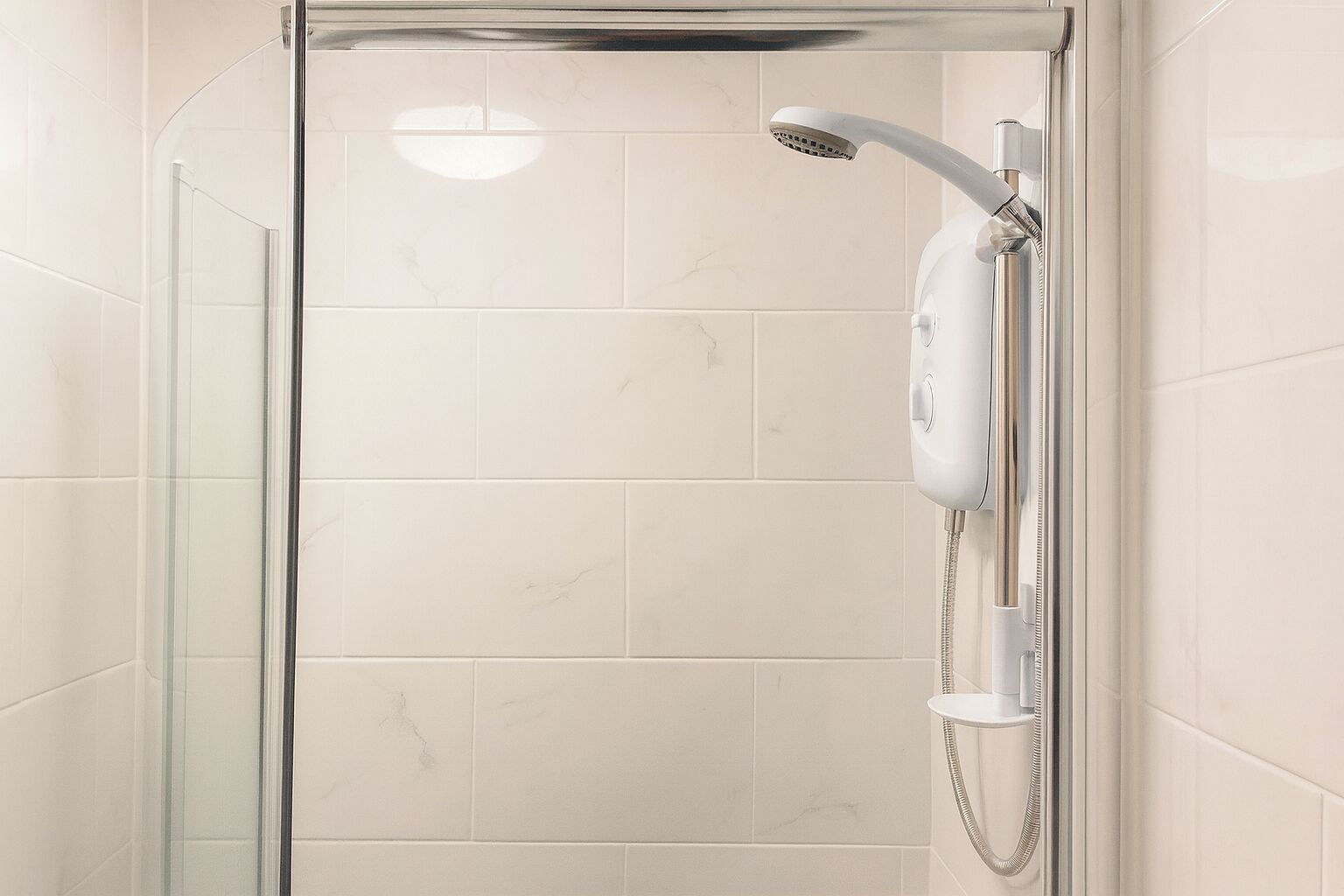 Vòi sen/bồn tắm kết hợp, bồn tắm ngâm, máy sấy tóc, khăn tắm 