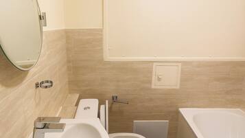 Kombinert dusj/badekar, dype avslapningsbadekar, hårføner og håndklær