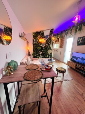 Smart TV, books - Evasion Tropicale : Independent artist studio - Bali - with Jacuzzi (merignac)