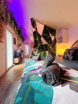 1 bedroom, in-room safe, free WiFi, bed sheets - Evasion Tropicale : Independent artist studio - Bali - with Jacuzzi (merignac)