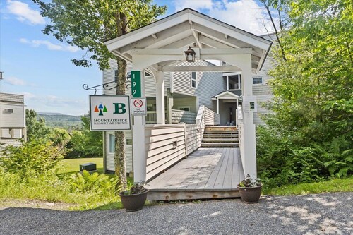 Sweet Stowe Getaway: 2BR Condo w/ Pool, Hot Tub!
