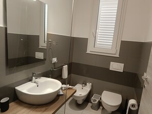 Dusche, Haartrockner, Bidet, Handtücher