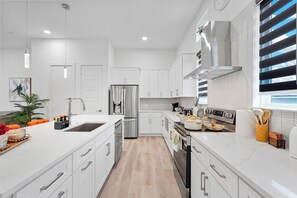 Een koelkast, een magnetron, een kookplaat, een vaatwasser