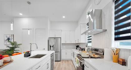 Modern 2BR - Pet-Friendly -Private Baths