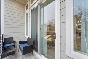 Terrace/patio - Modern 2BR - Pet-Friendly -Private Baths (Dallas)