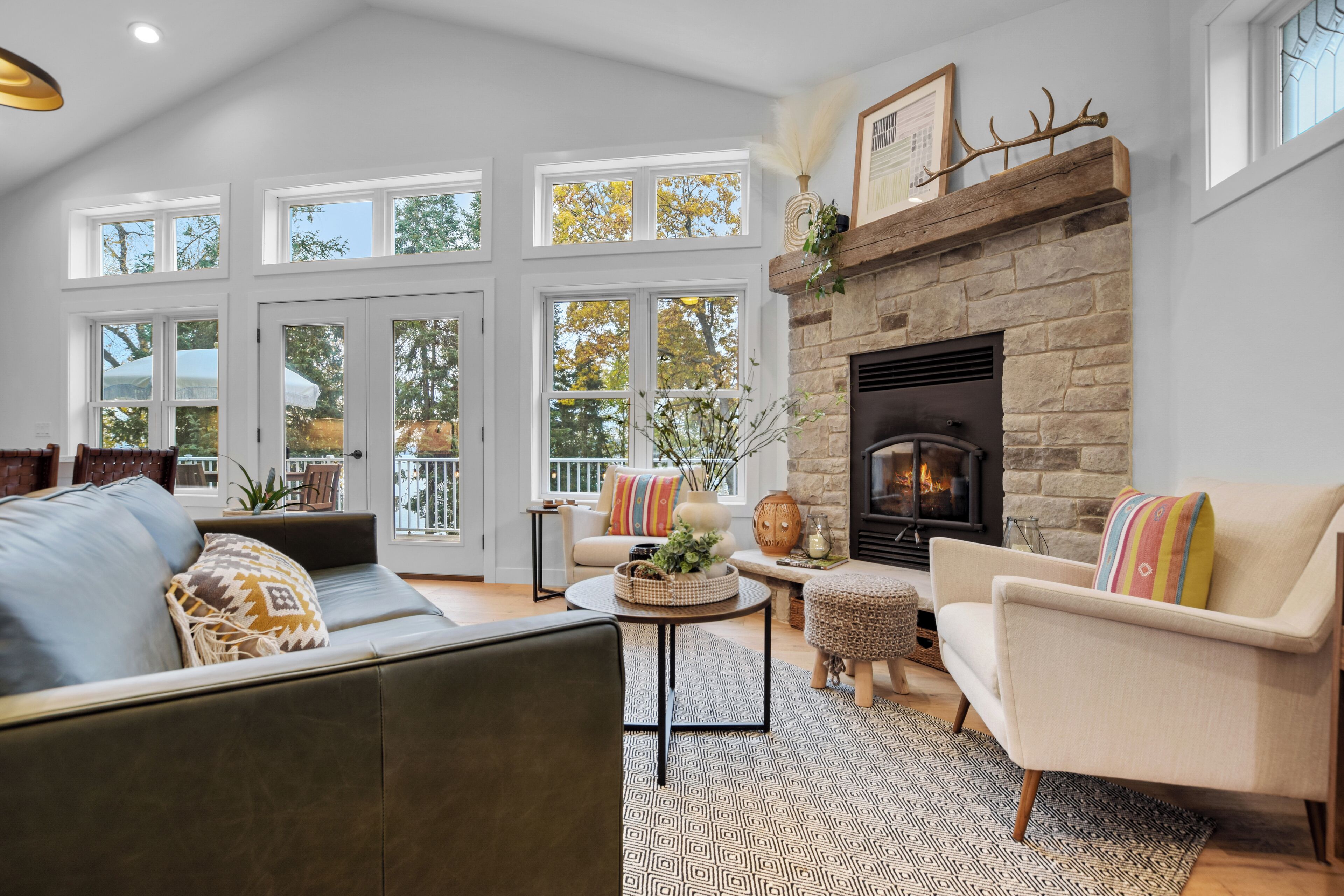 Smart TV, chimenea, videojuegos y reproductor de DVD 