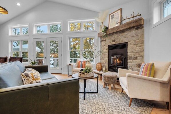 Smart TV, fireplace, video games, DVD player - Charming 2-bedroom house Lake Home with wifi and all the amenities! (Merrimac)