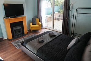 Premium Double Room, 1 King Bed, Non Smoking | Desk, laptop workspace, blackout drapes, free WiFi