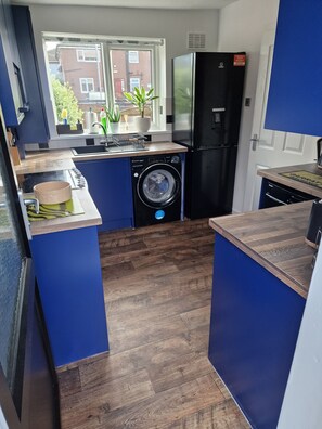 Full-size fridge, microwave, oven, stovetop