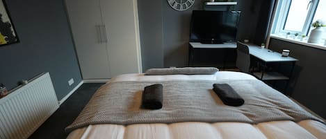 Chambre Double Supérieure, 1 trÚs grand lit, non-fumeurs | Bureau, espace de travail pour ordinateur portable, rideaux occultants