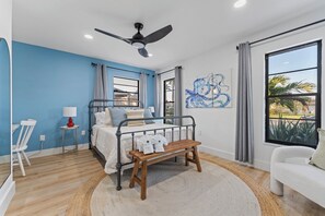 5 Schlafzimmer, Schreibtisch, Bügeleisen/Bügelbrett, Reisekinderbett