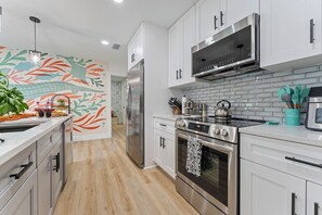 Een koelkast, een magnetron, een oven, een kookplaat