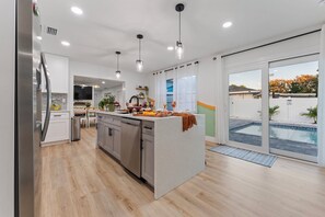 冷蔵庫、電子レンジ、オーブン、コンロ