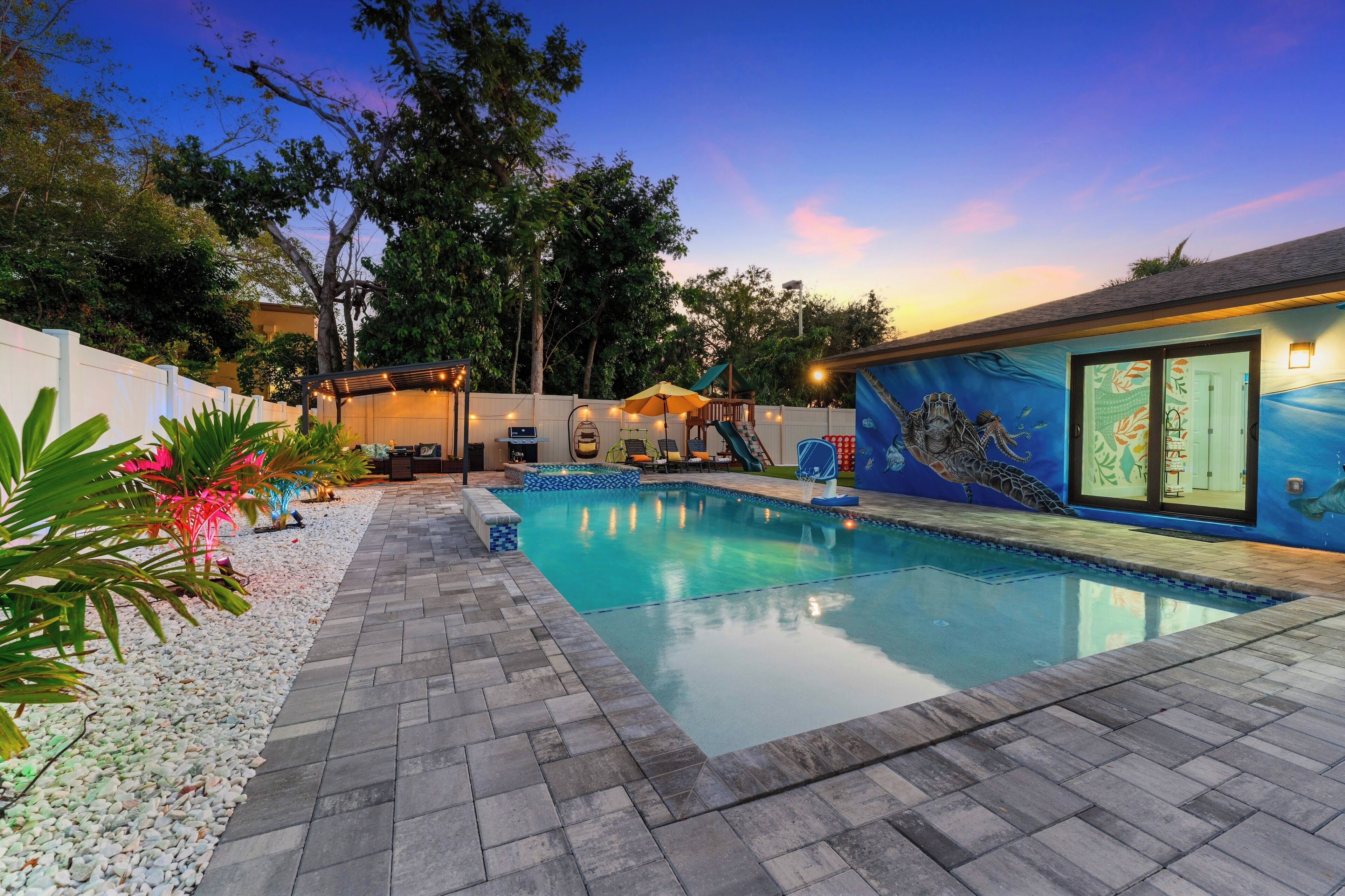 Utendørsbasseng og et oppvarmet basseng