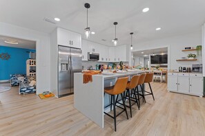 冷蔵庫、電子レンジ、オーブン、コンロ