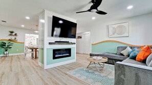 Smart-TV, Kamin, Videospiele, Tischtennisplatte