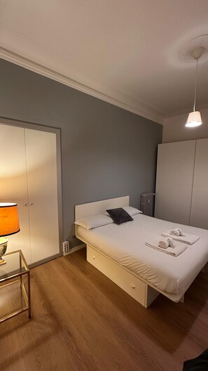 2 bedrooms, desk, iron/ironing board, WiFi