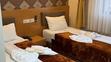 Habitación estándar con 2 camas individuales, 2 camas individuales, vista a la ciudad | Ropa de cama de alta calidad, minibar, insonorización y wifi gratis