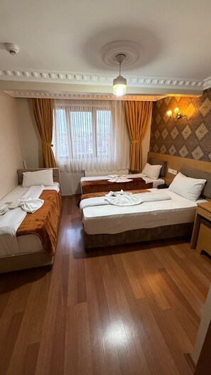 Quarto triplo standard, 3 camas de solteiro | Roupas de cama premium, frigobar, quartos à prova de som