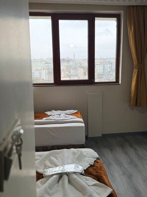 Tomannsrom – standard, 2 enkeltsenger, byutsikt | Sengetøy av topp kvalitet, minibar, lydisolert og wi-fi (inkludert)