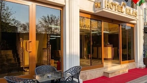 A hotel entrance with a red carpet, glass doors, and a sign reading 'HOTEL KLAS'. - Alklas Hotel (Istanbul)