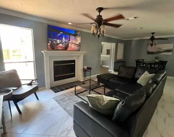 Smart TV, fireplace