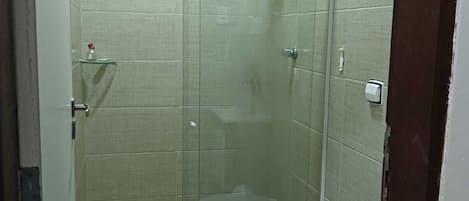 Dusche, Haartrockner, Handtücher, Toilettenpapier