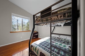 3 bedrooms, desk, iron/ironing board, free WiFi