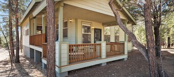 Lakeside Cabin 3-bedroom house Lake of the Woods with WiFi, AC, pet friendly