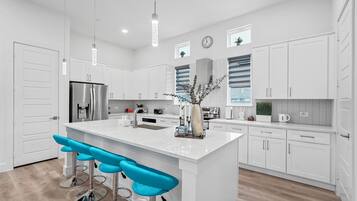 Fridge, microwave, stovetop, dishwasher