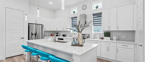 雪櫃、微波爐、爐具、洗碗機