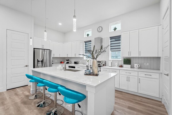 ثلاجة، ميكروويف، موقد طهي مسطح، غسالة أطباق