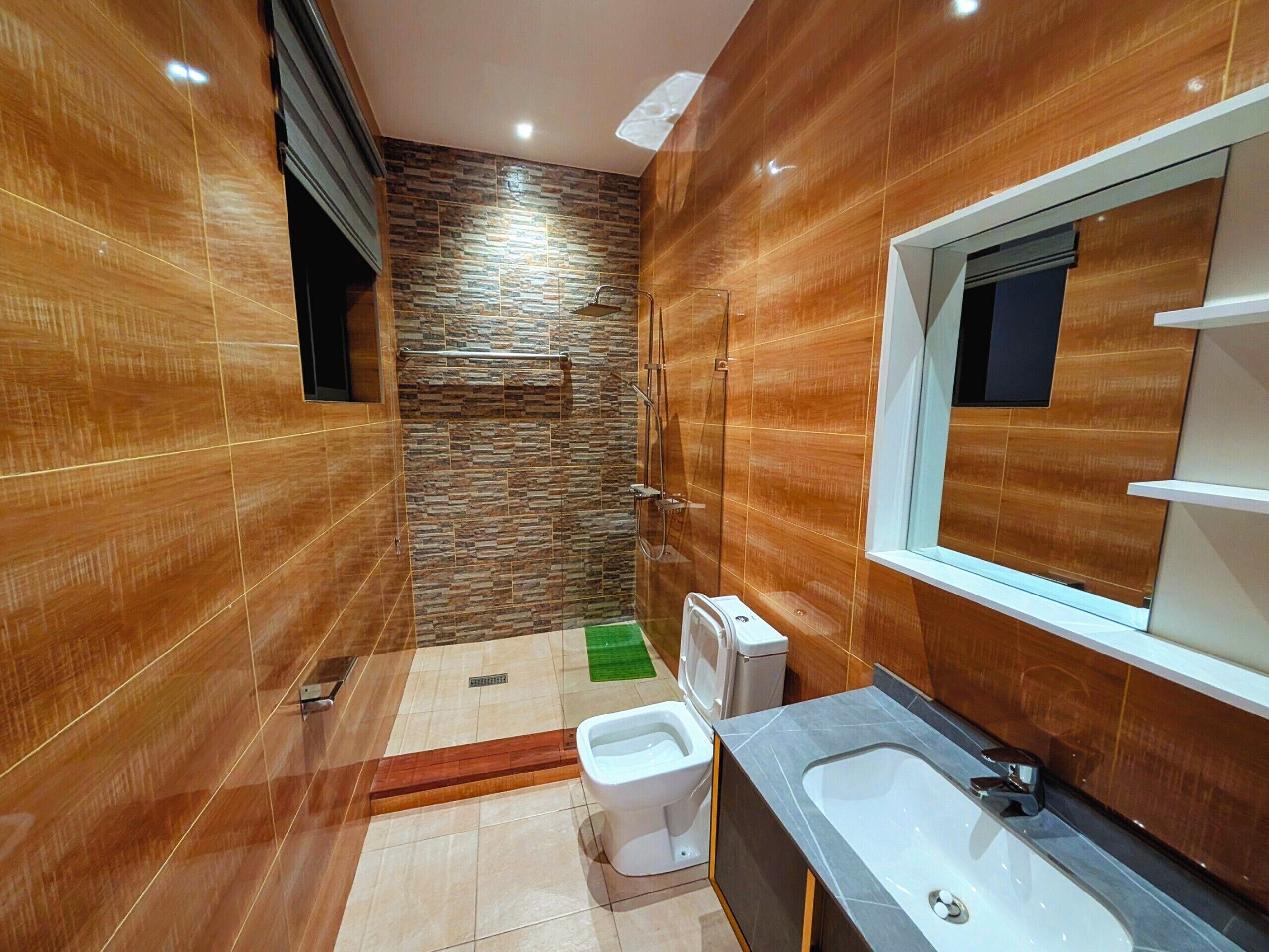 Ein modernes Badezimmer mit Dusche, Toilette und Badewanne.