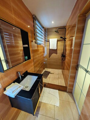 Comfort Room | Bathroom | Shower, free toiletries, bathrobes, towels - Condos De La ChiChi (Kumasi)