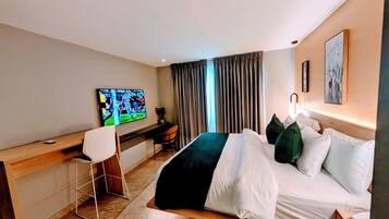 Deluxe Double Room | Living area | Flat-screen TV