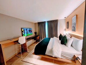 Deluxe tweepersoonskamer | Woonruimte | Flatscreentelevisie