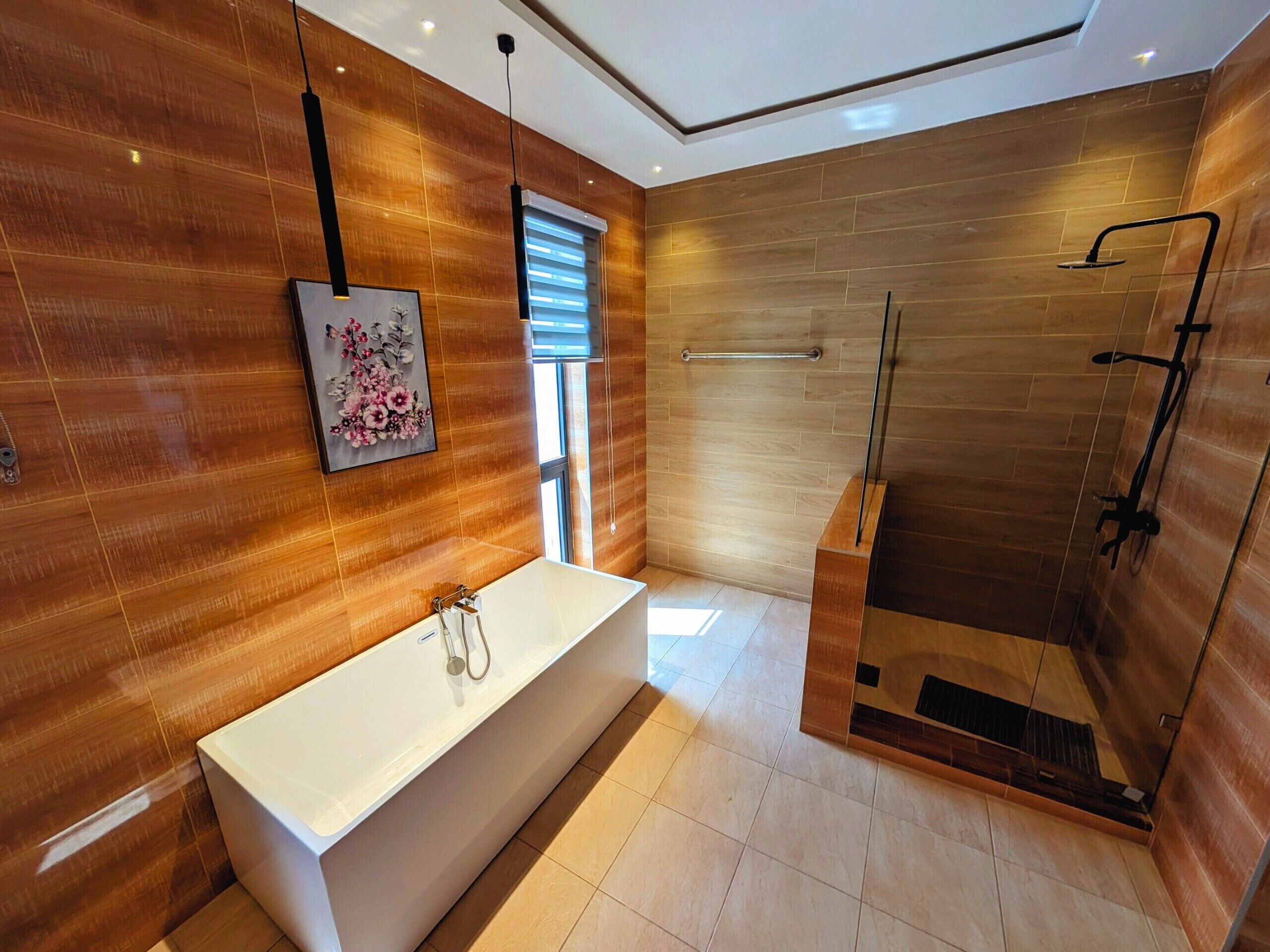Superior appartement | Badkamer | Een douche, gratis toiletartikelen, badjassen, handdoeken