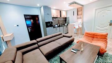 Comfort-huone | Työpöytä, kannettavalle tietokoneelle sopiva työtila, pimennysverhot